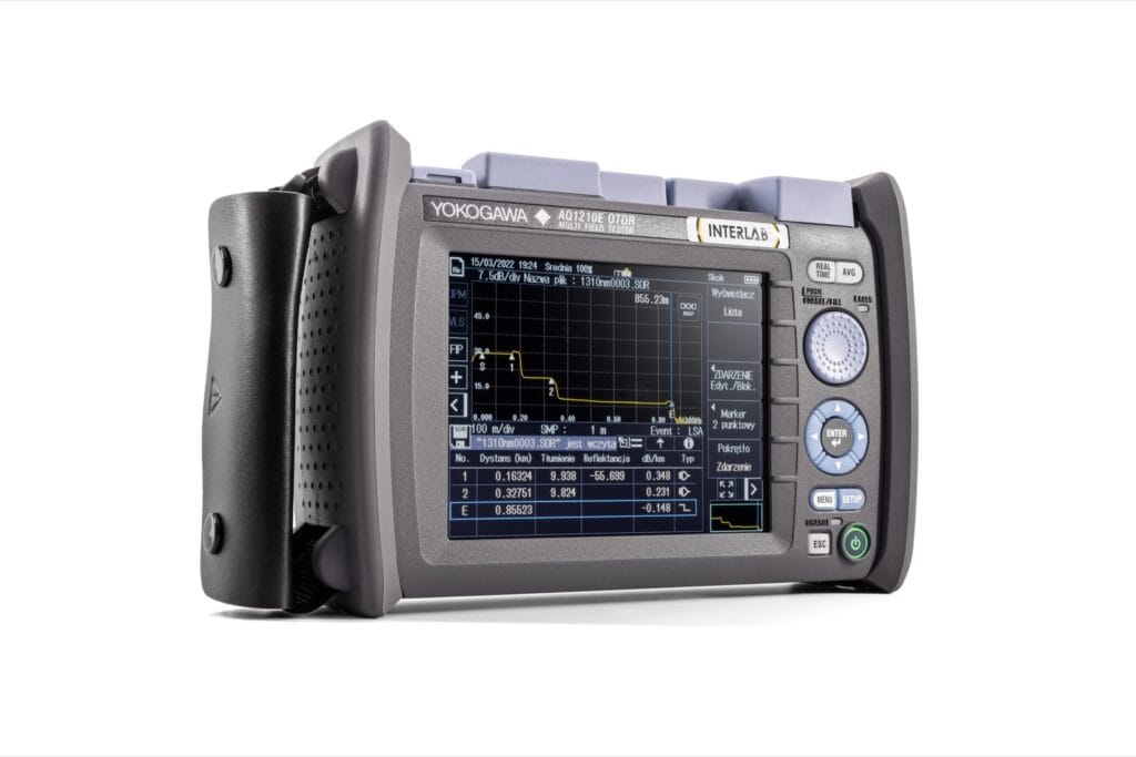 Yokogawa AQ1210E OTDR na białym tle, widok trzy czwarte